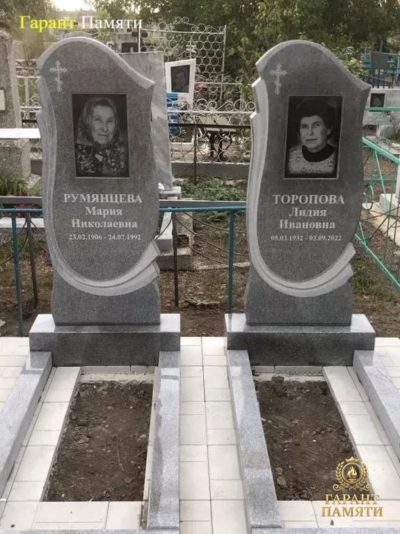 Зеркальный памятник №2