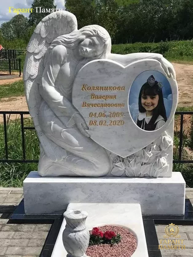 Памятник из белого мрамора Ангел с сердцем №20