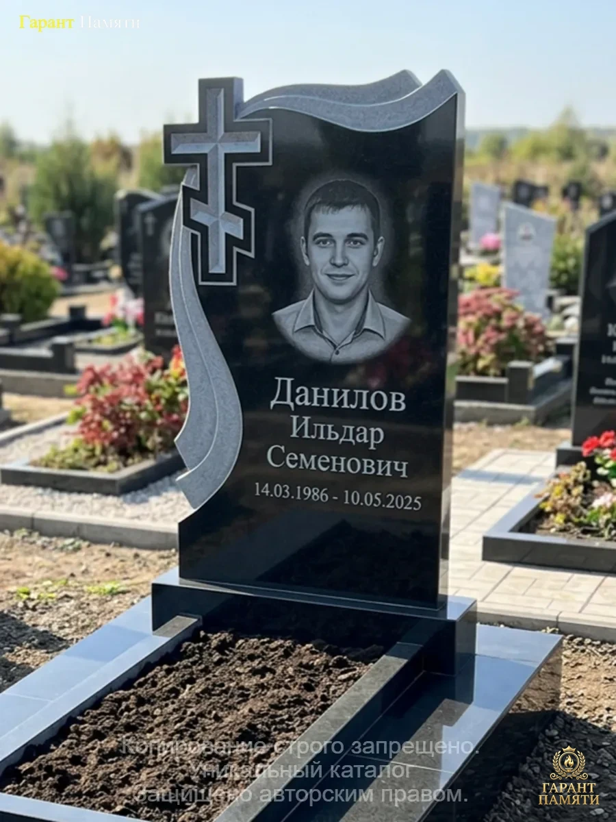 Памятник из гранита Крест с мантией малыш 234
